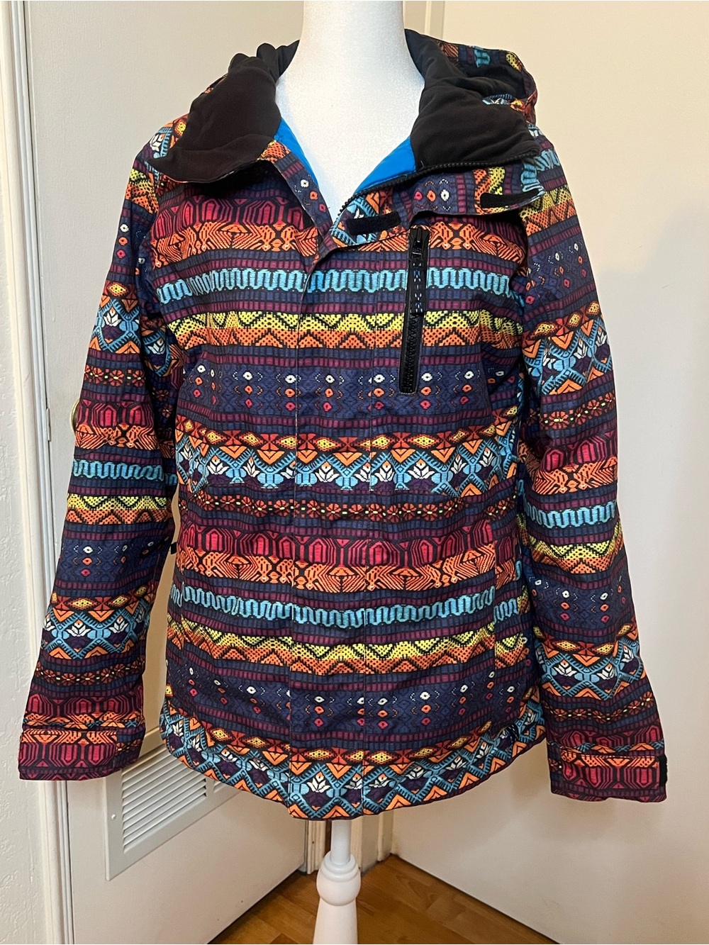 Burton Women’s M Ski/Snowboard Jacket – Aztec/Geometric Print – Hooded.